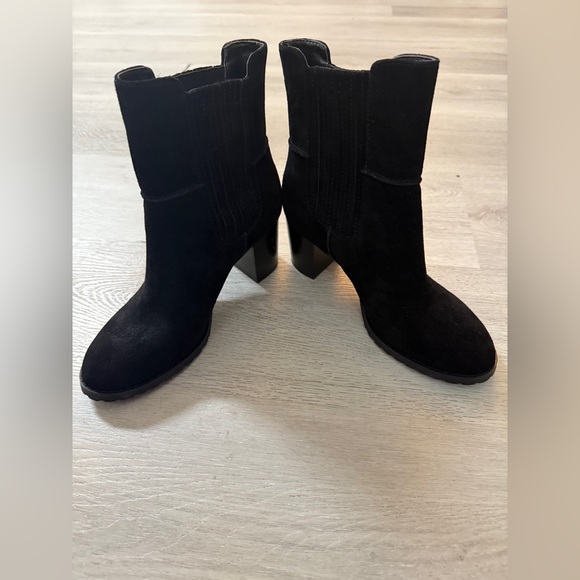 Chic Black Suede Ankle Booties - Picture 3 of 5